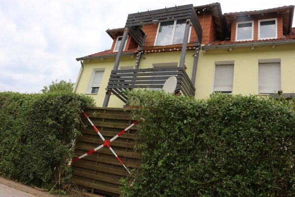 An diesem Mehrparteienhaus ereignete sich Samstagnacht das Unglück. - © Janet König