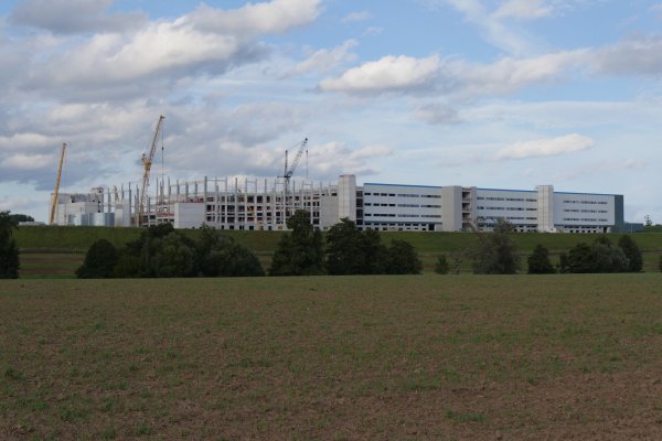So sah das Amazon-Logistikzentrum in Belle im September aus. Der Bau schreitet weiter voran. Nun gibt es Kritik der Gegner daran, wie die Ausgleichsflächen für den Bau ausgewählt worden sind. - © Jost Wolf