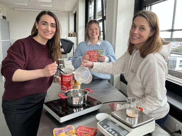 Im „FoodLab“ der TH OWL stellen (von rechts) Britta Schattenberg vom Fachbereich Lebensmitteltechnologie, Carina Fobbe, zuständig für das Förderprogramm „Exist-Women“, und Gründerin Minever Zevker die Idee von „Miss Mineva’s“ vor.?Foto: Till Brand - © Till Brand