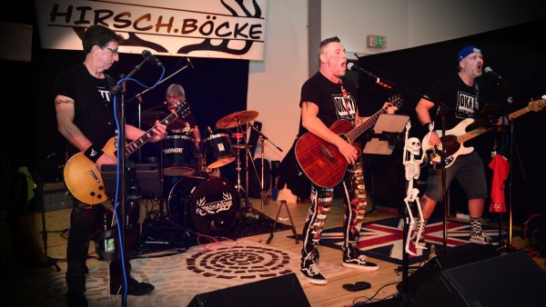 Die „Hirsch.Böcke" haben bei ihrem zweiten Konzert auch eigene Songs präsentiert. - © Nicole Ellerbrake