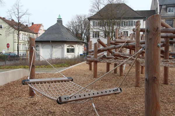 Der Pavillon nahe dem neuen Spielplatz auf dem Kaiser-Wilhelm-Platz soll zu einem Kiosk umfunktioniert werden. In einem anderen entsteht eine Toilette. - © Jana Beckmann