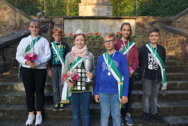 Die seit 2019 amtierenden Kinder: Königin Emely Semrau (Mitte) mit König Eric Spintzyk, 1. Königsoffizier Paul Schröder (rechts) mit Hofdame Nele Wienke sowie 2. Königsoffizier Joshua Niemann (links) mit Hofdame Julia Quellmelz. - © Schwalenberger Schützengesellschaft