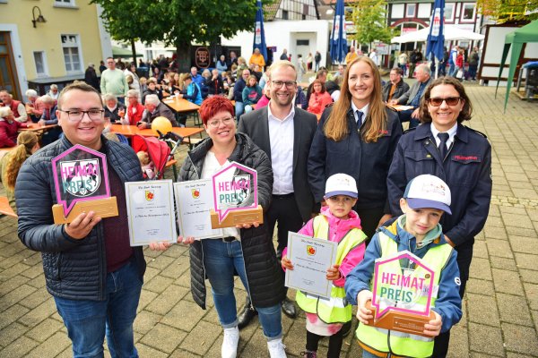Über den Heimatpreis freuen sich (von links) Julian Litke (Lipperland-Orchester), Anna Schwekendiek (TBV Jahn Alverdissen), Bürgermeister Borris Ortmeier, Alessa Kleinsorge und Janette Jakob (beide Kinderfeuerwehr) sowie (vorne von links) Liv und Lio Kleinsorge - © Nicole Ellerbrake