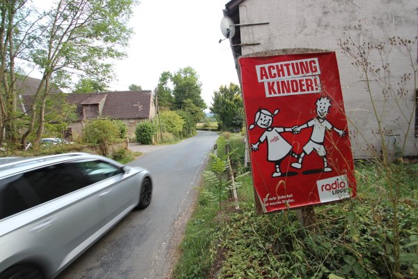 Die Donoper bemängeln seit langem, dass die Landesstraße durch Hagendonop zu eng und zu unübersichtlich ist. Ein Bürgerradweg soll her. - © Archivfoto: Jens Rademacher