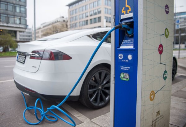 Mehr Autofahrer entscheiden sich für einen Verbrenner statt für ein Elektrofahrzeug. - © Lino Mirgeler