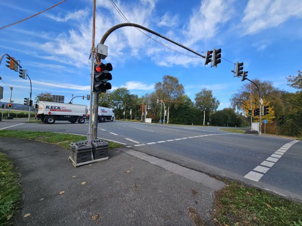 Die Kreuzung in Kachtenhausen ist mit einer provisorischen Ampelanlage gesichert. Bei einem Unfall ist ein Sicherungskasten umgefahren worden und dabei wurden die Stromkabel so beschädigt, dass sich die Reparatur hinzieht, sagt Straßen.NRW. - © Astrid Sewing