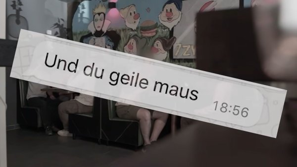 In einem Bielefelder Burgerladen werden die Tatverdächtigen mit ihren Chat- und Sprachnachrichten konfrontiert. Du geile Maus ist dabei noch das harmloseste. - © Screenshot: Yotube / Nick Hein