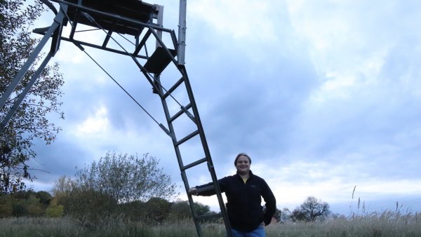 Martin Höner möchte gerne einen Naturlehrpfad am Naturschutzgebiet Heipker See realisieren. An einem Hochsitz in dem Areal könnte ein Info-Schild erklären, wozu er dient. - © Birgit Guhlke