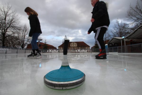 Wird es auch in diesem Jahr das beliebte Schlittschuhlaufen und Eisstockschießen in der Lemgoer Innenstadt geben? Marketingchef Wolfgang Jäger denkt nicht, dass die Eiswelt stattfinden kann. Archivfoto: Jens Rademacher - © Jens Rademacher