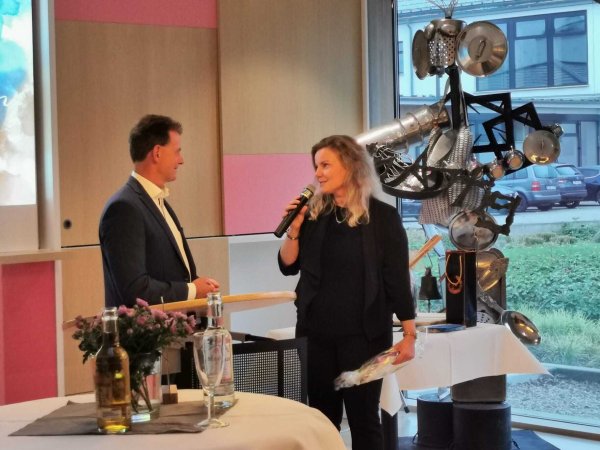 Wolfgang Wilden (rechts) wird von seiner Stellvertreterin Annette Lehmköster verabschiedet. - © Felix-Fechenbach-Berufskolleg