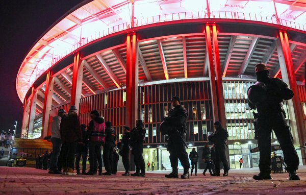 Fußballspiele – gerade auf internationaler Ebene – werden von einem großen Polizeiaufgebot begleitet. - © Arne Dedert