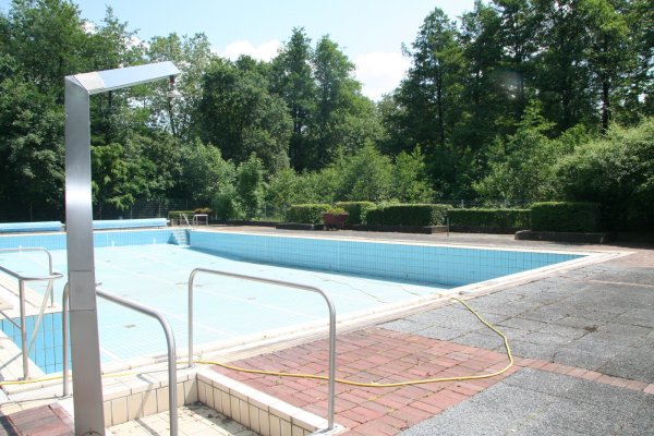 Trotz bestem Wetter: Auch das Außenschwimmbecken ist derzeit leer. - © Cordula Gröne