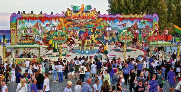 Das Fahrgeschäft "Escape - Flight of Fear" steht während der Andreasmesse auf dem Kronenplatz. - © Schaustellerbetrieb Köhrmann