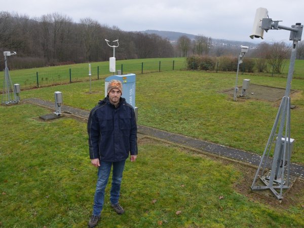 Christian Büker ist Niederlassungsbetreuer der Wetterstation Bad Salzuflen. Er kümmert sich dort um die einwandfreie Funktion der Geräte zum Messen von Niederschlagsmenge, Bodentemperatur, Windgeschwindigkeit und vieles mehr. - © Georg Kälble