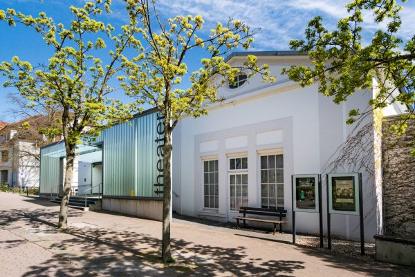Das Kur- und Stadttheater grenzt direkt ans Kurhaus. - © Artur Neumann