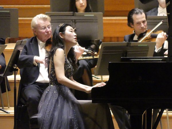 Die herausragende Pianistin Ying Li mit der Nordwestdeutschen Philharmonie in einem eher heiteren Konzert. - © Rudi Rudolph