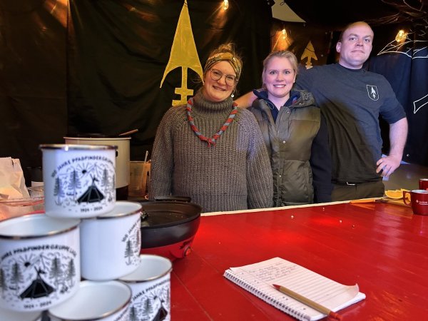 Die Pfadfinder vom Stamm der Ritter feiern 2024 den 100. Geburtstag. Auf dem Weihnachtsmarkt machten sie auf das Jubiläum aufmerksam. Derzeit ist eine Chronik in Arbeit. Der Rat der Stadt Lage schickt die Pfadfinder für den Westfalen-Weser-Kulturpreis ins Rennen. - © Astrid Sewing