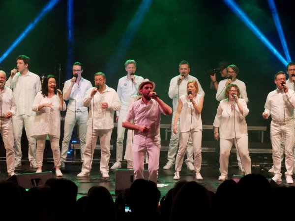 Fesselnder A Cappella Chor. Der Chor "Groophonik" bannt in klangschönen Arrangements unter Leitung von Tobias Richter (Mitte). - © Thomas Krügler