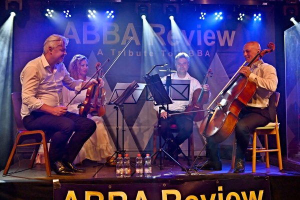 Mit Streichern: Abba gastiert im Juni in der Stadthalle. - © 4 Swedes