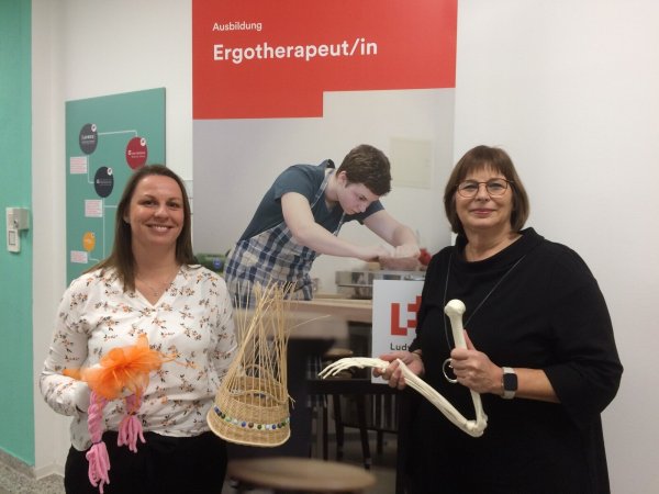 Kerstin Nowack, Ergotherapeutin in Ausbildung (links), mit Eleonora Jonjic,
Berufsberaterin für Erwachsene der Detmolder Arbeitsagentur. - © Tanja Liebke, Agentur für Arbeit Detmold