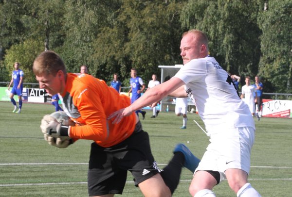Kevin Pietsch setzt alles ein, war er hat: Hier duelliert sich der Stürmer des SVE Jerxen-Orbke mit Lügdes Keeper Felix Wessel. - © Sebastian Lucas