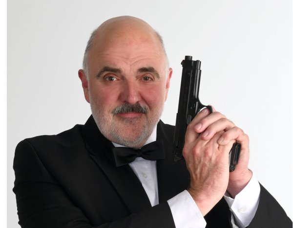 Joachim H. Peters hat die Lizenz zum Moderieren - er wird durch den "kriminellen" Leseabend in Blomberg führen. - © FOTOSTUDIO FLENTGELage/Herford