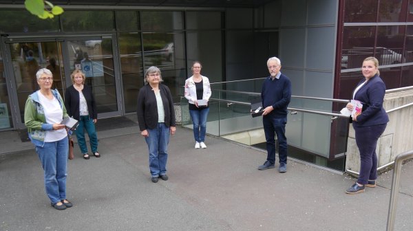 BUZ: Der Arbeitskreis ASS dankt der Dr. Ritter-Stiftung und überreicht den Einrichtungen der Frauenhilfeinfrastruktur die Sprachübersetzungsgeräte: (von links) Corinna Brase (Klinikum Lippe Detmold), Elke Wachtmann (Kreispolizeibehörde Lippe), Dr. Dorothea Möller (Klinikum Lippe Detmold), Stefanie Nowak-Thormälen (AWO Frauenhaus Lippe), Günther Kuhlemann (Dr. Ritter Stiftung) und Nicole Krüger (Kreis Lippe)(es fehlt Solveig Kloss, Frauenberatungsstelle Alraune e.V.). - © Kreis Lippe