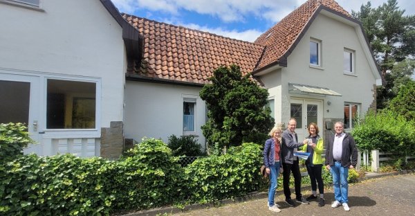 Saskia Schöfer (Denkmalpflege Landschaftsverband Westfalen-Lippe, von links), Denkmalpfleger Martin Kämper (Stadt Lemgo) mit den Eigentümern Johanna Schlotthauser und Markus Stahl vor den "neuen" Denkmälern. - © Katrin Kantelberg