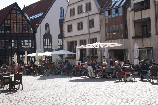Vor der Corona-Krise war die Gastronomie auf dem Lemgoer Marktplatz bei schöenem Wetter sehr belebt. Doch derzeit dürfen die Gastronomen hier nur eingeschränkt ihre Gäste bewirten. - © Archivfoto: Freya Köhring