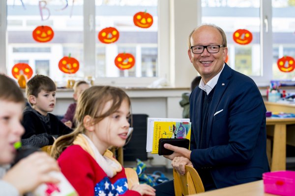 Landtagspräsident André Kuper besucht seit vielen Jahren Schulen – wie hier in Mastholte –, um mit jungen Menschen über Politik zu sprechen. - © David Inderlied