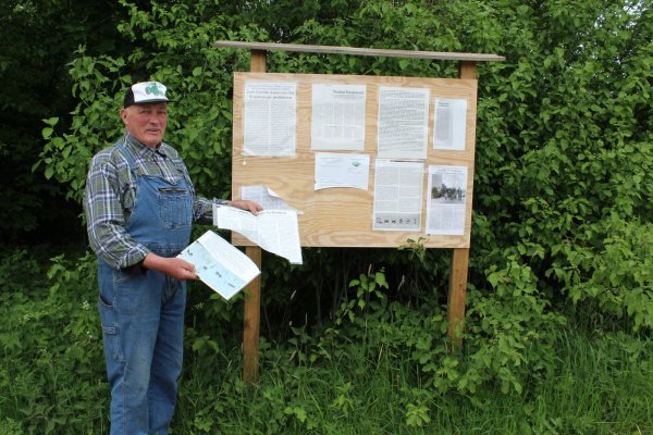 Verärgert: Johannes Glitz kann die mutwillige Beschädigung seiner Informationsaushänge am Bürgerwindpark Mönkeberg nicht verstehen. - © Joline Heller