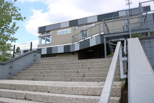 Das Bild zeigt den Eingang zur Sekundarschule 2 in Horn. Nach langem Hin und Her ist nun klar: die Sekundarschule wird saniert, nicht abgerissen und neu gebaut. - © Till Sadlowski