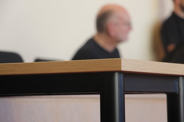 Der 56-jährige Detmolder nimmt am vierten Prozesstag auf der Anklagebank Platz. Er bestreitet die Tat, eindeutige Beweise dafür, dass der Sohn den Brand gelegt hat, gibt es nicht – nur Indizien. Die Staatsanwaltschaft wirft ihm Mord vor - © Janet König
