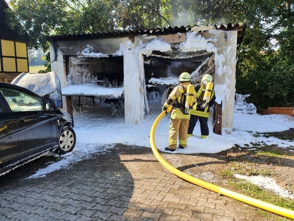Um Glutnester zu ersticken wurde die Garage zum Abschluss eingeschäumt. - © Feuerwehr Lügde