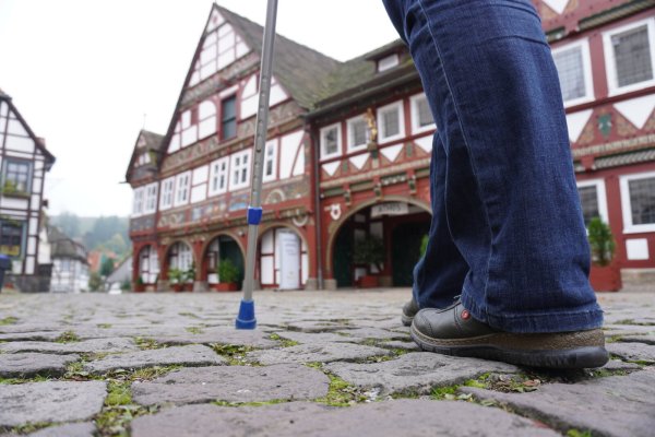 Durch ihre holprige Oberfläche stellen die Pflastersteine in der Altstadt für viele Menschen eine große Barriere dar. Hier eine Verbesserung herbeizuführen, steht im Fokus des Integrierten Städtebaulichen Entwicklungskonzeptes (ISEK). - © Michaela Weiße