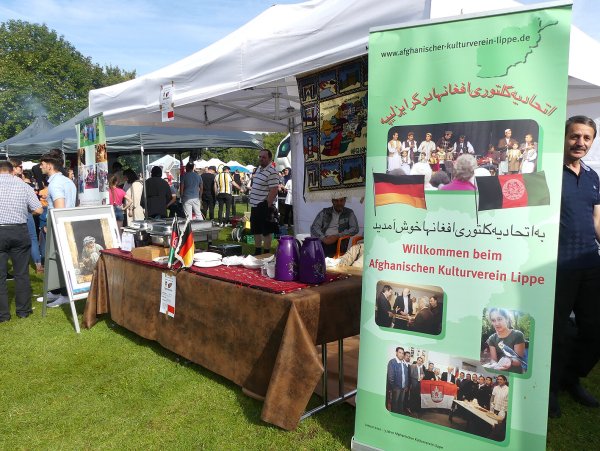 Der afghanische Kulturverein präsentierte sich mit Leckereien und Informationen. - © Rudi Rudolph