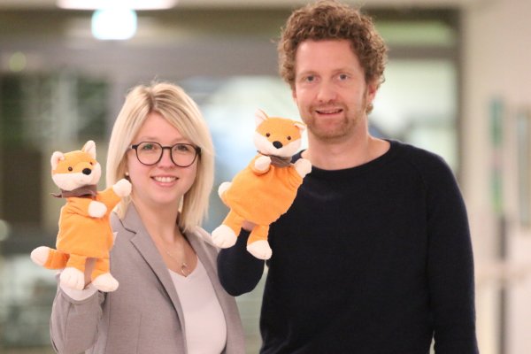 Sina Harst (Sportförderung Kreis Lippe) und Max Beuys (Kreissportbund Lippe) mit der Fiete Fuchs-Puppe. - © KSB Lippe