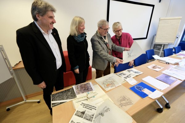 Jede Menge Dokumente: Die Arbeitsgruppe mit (von links) Thomas Enzensberger, Stadtarchivarin Dr. Bärbel Sunderbrink, Altbürgermeister Freidrich Brakemeier und Petra Schröder-Heidrich bei der Arbeit. - © Sven Koch