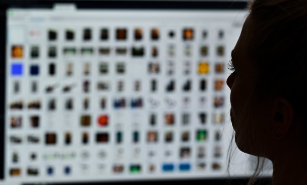 Eine Kriminaloberkommissarin sitzt vor einem Auswertungscomputer bei Ermittlungen gegen Kinderpornografie und sexuellen Missbrauch. (Symbolfoto) - © picture alliance/dpa