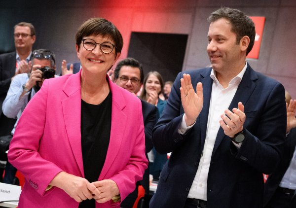 Die SPD-Vorsitzenden Saskia Esken und Lars Klingbeil wurden auf dem Bundesparteitag von den Delegierten in ihrem Amt bestätigt. - © Bernd von Jutrczenka