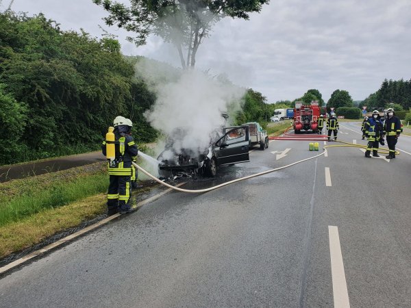 Der Wagen wurde zunächst mit Wasser abgekühlt und anschließend mit Schaum geflutet, um letzte Brandnester zu ersticken.  - © Feuerwehr Barntrup