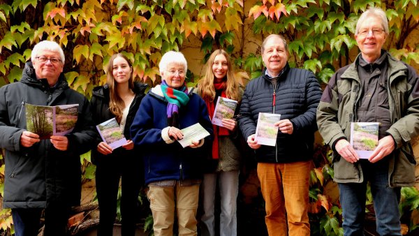 Das Team des „Bergheide“-Heftes sind (von links) Jürgen Scheffler, Franziska Gude, Ulrike Hoffmann und Hanna Schmeil, Dr. Stefan Wiesekopsieker und Stefan Häcker. - © Fotorechte: Lippischer Heimatbund
