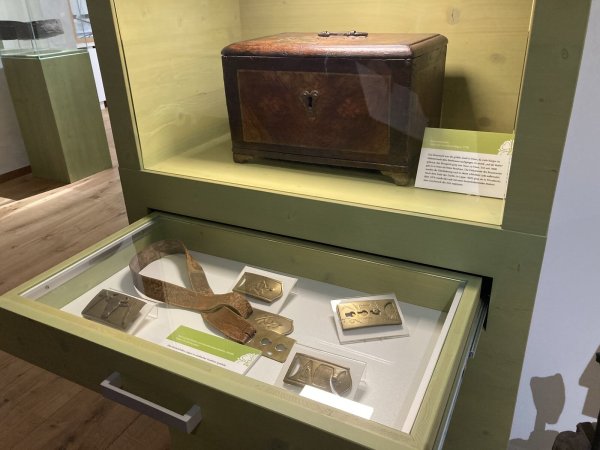 Viele Bürger gingen ehemals im Nebenerwerb dem Bierbrauen nach. Dokumente wurden in so einer schlichten Lade wie aus dem Jahr 1778 aufbewahrt. - © Cordula Gröne