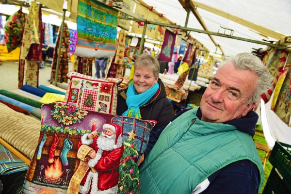 Gerry und Johan Willemsen aus den Niederlanden versorgen die Besucher mit tollen Weihnachts-Stoffen - © Nicole Ellerbrake