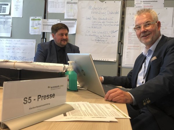 Steffen Adams vom Kreis und Christian Ritterbach vom Klinikum informieren als Pressesprecher. - © Martin Hostert(LZ)