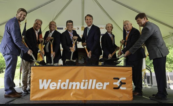 Den offiziellen Spatenstich feierte das Unternehmen vor wenigen Tagen mit Virginias Gouverneur Glenn Youngkin (Vierter von rechts) in Richmond. - © Weidmüller