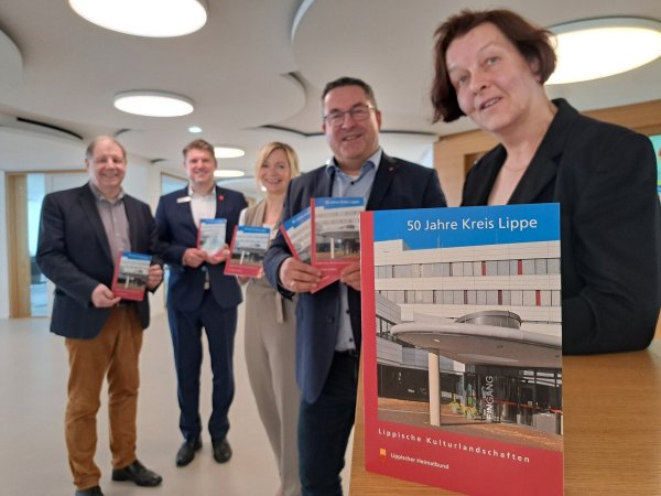 Die Lippischen Kulturlandschaften stellen (von links) Dr. Stefan Wiesekopsieker (stellvertretender Vorsitzender des Lippischen Heimatbundes und zuständig für die Lippischen Kulturlandschaften), Hagen Eberhardt (Vorstand Sparkasse Lemgo), Yvonne Huebner (Geschäftsführerin Lippischer Heimatbund) und Landrat Dr. Axel Lehmann
gemeinsam mit der Autorin Annette Fischer vor. - © Carolin Brokmann-Förster