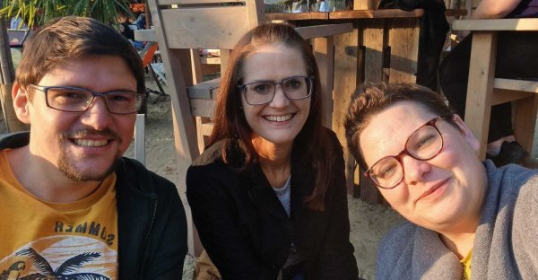 Jan-Michael Stube (v. l.), Jennifer König und Hannah Schwier organisieren mit weiteren Mitgliedern regelmäßig den Treffpunkt OWL als Anlaufstelle für junge Erwachsene mit Krebs. - © Hannah Schwier