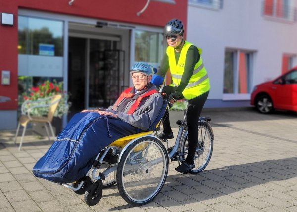 Ab geht die Fahrt: Andreas Flöttmann tritt in die Pedale und, warm eingepackt, freut sich Heinz Weber schon auf die Tour. - © Katrin Kantelberg