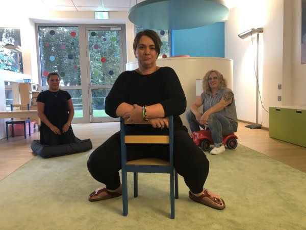 Pia Knetsch, Jennifer Pohlmann und Tina Härtl sitzen in der Großtagespflege bei POS Tuning. - © Sven Kienscherf